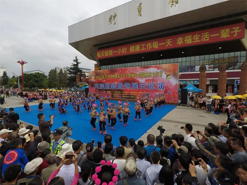 2018楚雄彝族火把節(jié)民族服裝服飾巡演，滿(mǎn)城盡是靚女花衣裳(