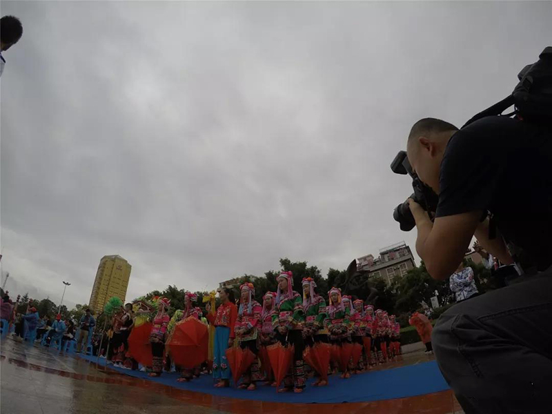 2018楚雄彝族火把節(jié)民族服裝服飾巡演，滿(mǎn)城盡是靚女花衣裳(