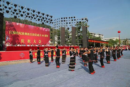 霓裳民族服飾——一城連三國的江城哈尼族彝族自治縣60周年慶典晚會舞臺民族服飾、演出服裝定制案例